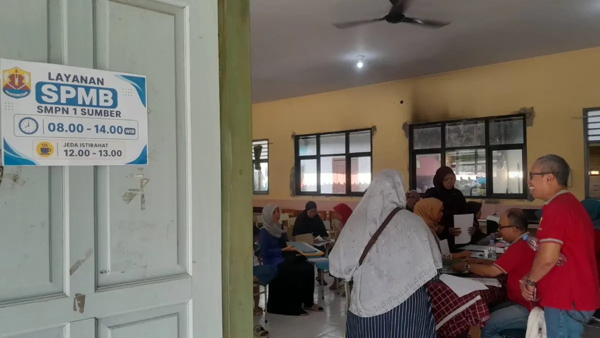Hindari Antrean, SMPN 1 Sumber Layanani Pendaftar SPMB lewat WhatsApp front desk berbasis WhatsApp
