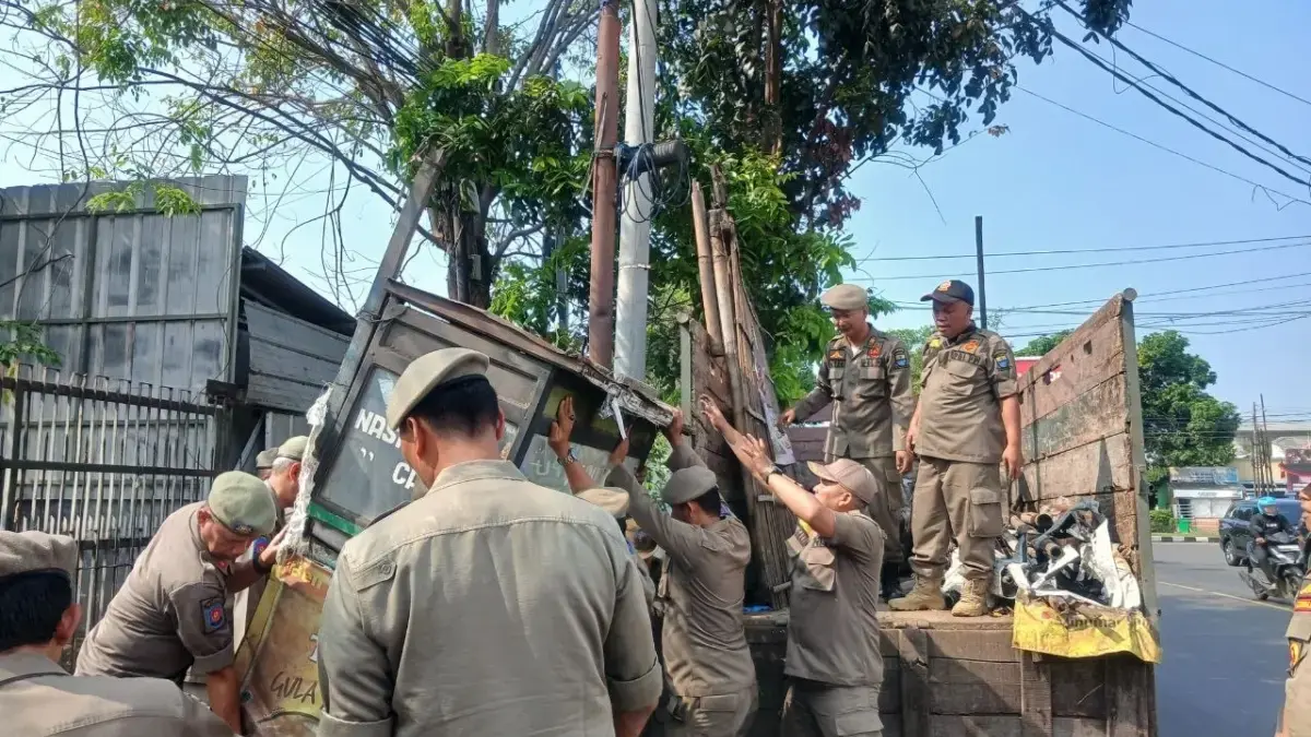pedagang kaki lima di Jalan Yos Sudarso