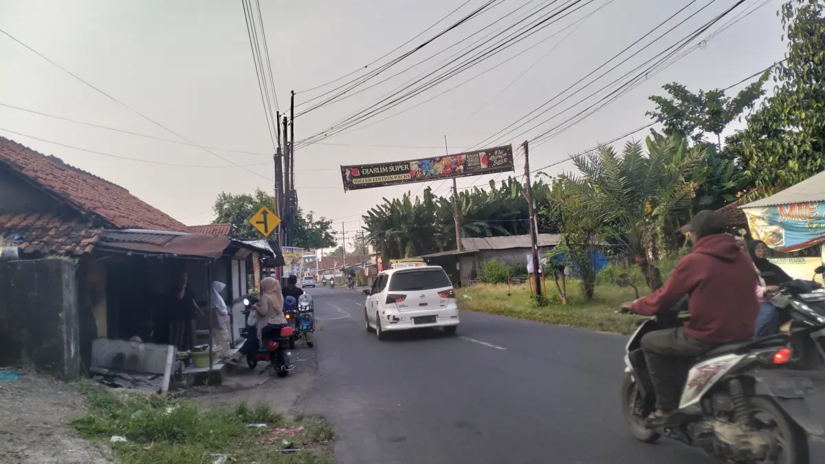 Miliki Perda KTR, DPRD Cirebon Dorong Perketat Pemasangan Iklan Promosi Rokok iklan rokok