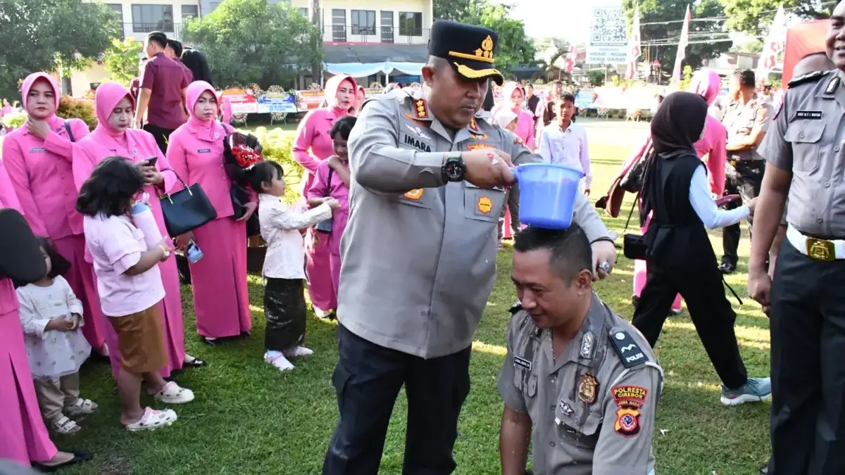 Korps Raport! 114 Personel Polresta Cirebon Naik Pangkat, Ini Pesan Kombes Imara Utama menyiramkan air kembang kepada personel