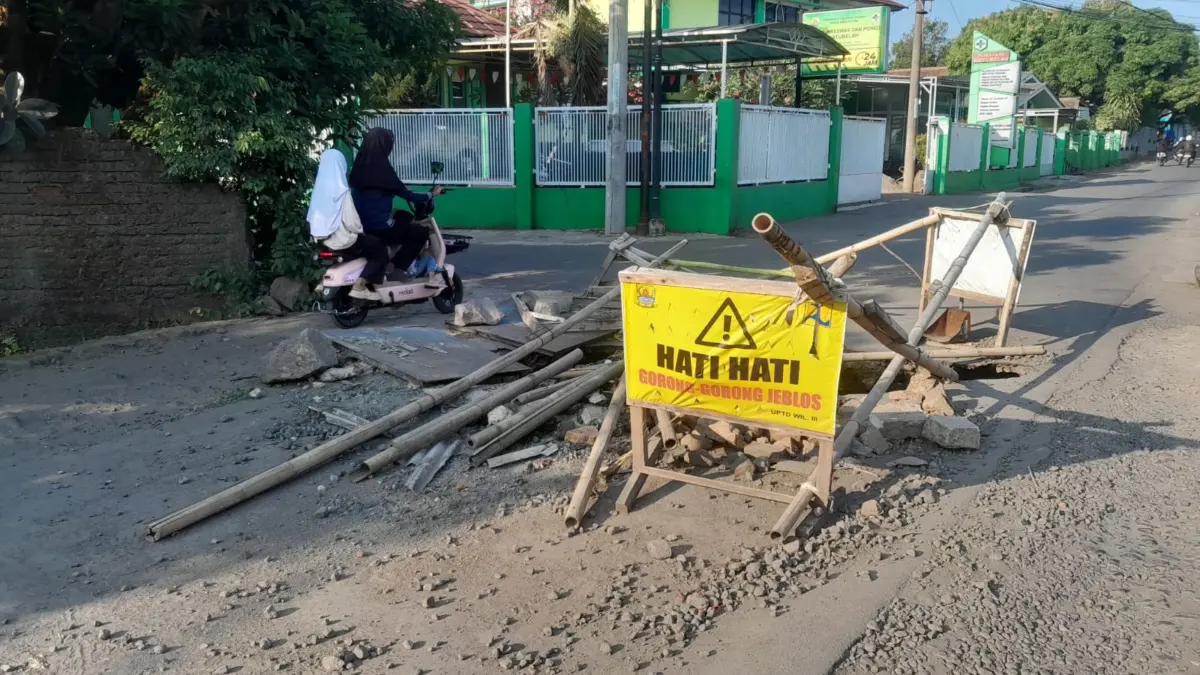 Jalan Ambles Makin Parah, Pemkab Cirebon Didesak Segera Lakukan Perbaikan Jalan Watubelah rusak