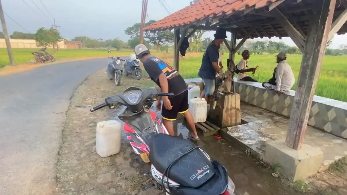 Kekeringan Melanda, Warga Jatitujuh Tempuh 2 Kilometer demi Air Bersih Antre air di jatitujuh