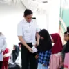 Bupati Lucky serahkan