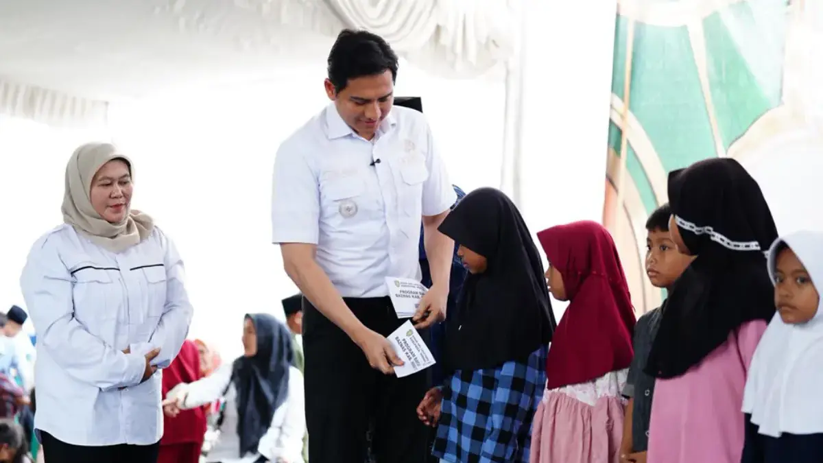 Salurkan Bantuan BAZNAS Indramayu, Bupati Lucky Hakim Tinjau Rumah Tidak Layak Huni di Kecamatan Sukra Bupati Lucky serahkan