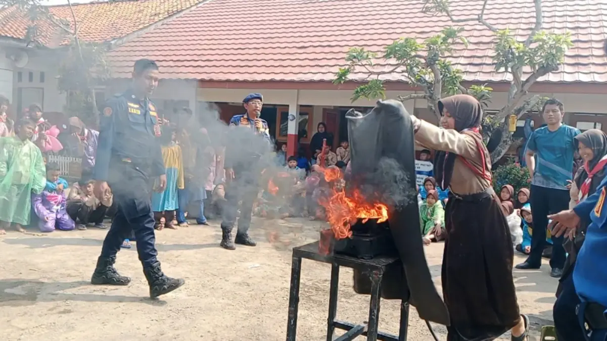 MPLS, Ratusan Siswa UPTD SDN 2 Sukaurip Dikenalkan Profesi Damkar dan Teknis Penanggulangan Kebakaran Siswa UPTD SDN 2 Sukaurip