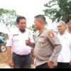 AKRAB: Komjen Polisi Karyoto berbincang hangat dengan tokoh masyarakat Desa Sukamulya H Mulyadi (kiri) didampi
