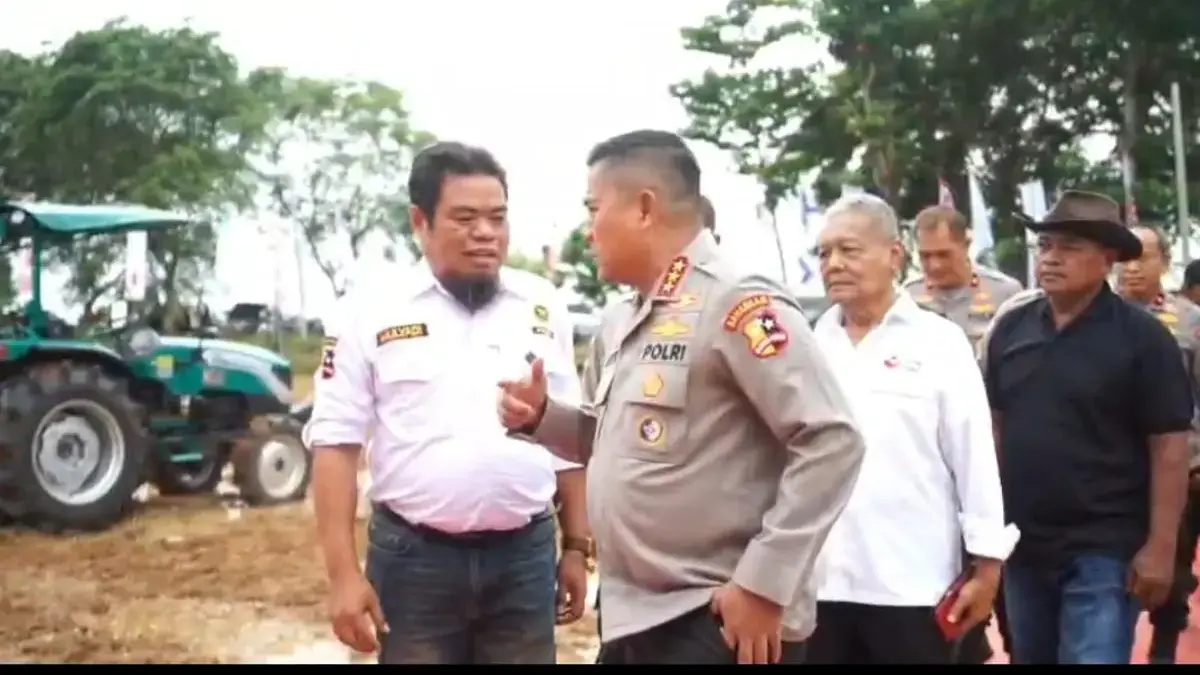 AKRAB: Komjen Polisi Karyoto berbincang hangat dengan tokoh masyarakat Desa Sukamulya H Mulyadi (kiri) didampi