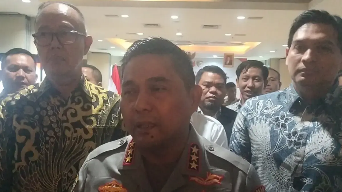 Kabaharkam Mabes Polri, Komjen Polisi Karyoto bersama Bupati Indramayu Lucky Hakim (kanan),
