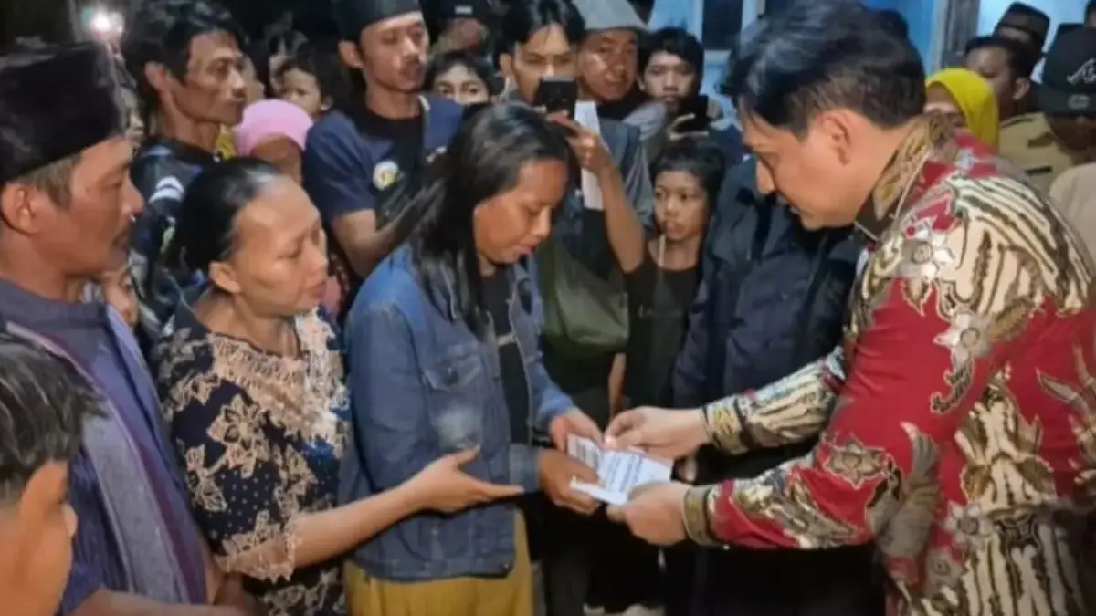 Takziah, Bupati Lucky Hakim Berikan Santunan dan Berpesan kepada Warga Indramayu agar Patuhi Lalu Lintas Lucky hakim takjiah korban kecelakaan