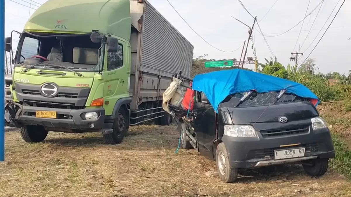 Mobil Pikap Rombongan Pengantin Dihajar Truk Hino di Pantura Indramayu Mobil Pikap Rombongan Pengantin Dihajar Truk Hino