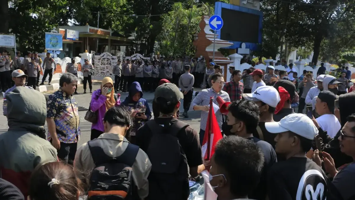 unjuk rasa di Balai Kota DPRD Kota Cirebon