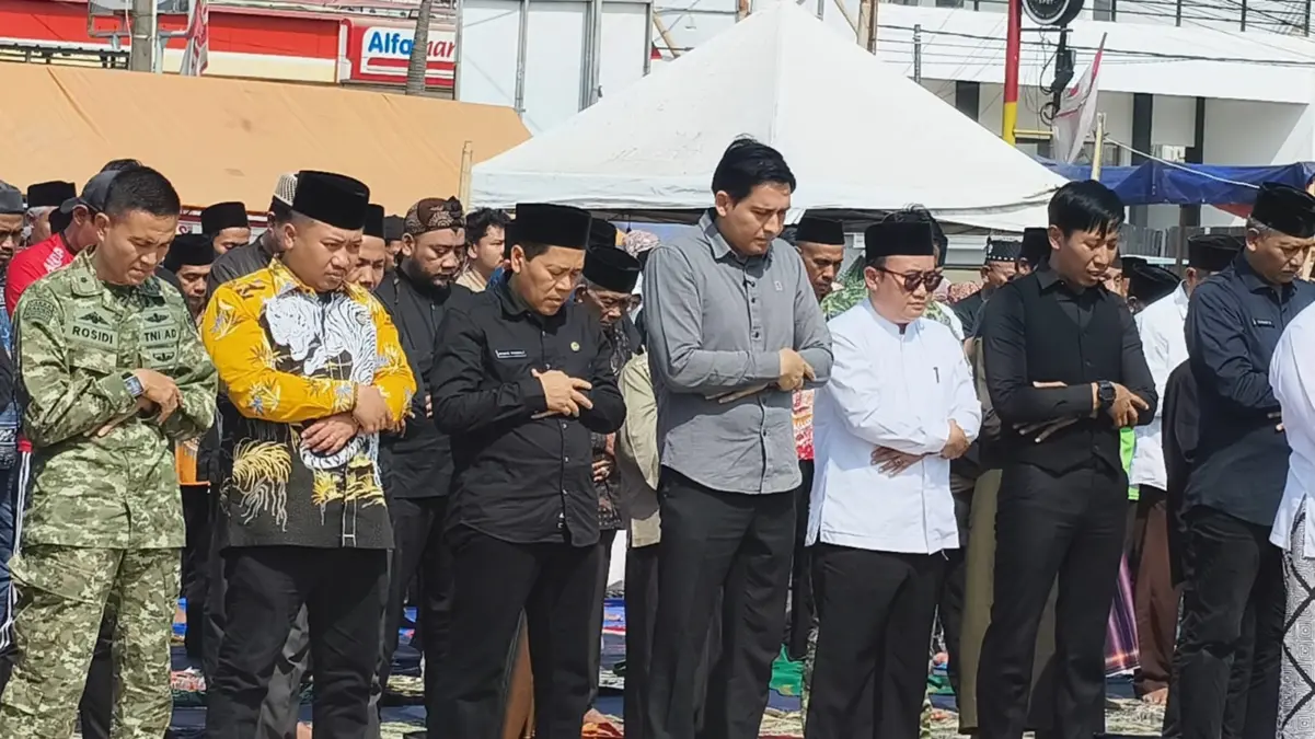 Bupati Lucky dan Warga Anjatan Gelar Salat Istisqa Bupati Indramayu Lucky Hakim