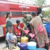 Kodim 0616/Indramayu bersama BPBD Kabupaten Indramayu menyalurkan air bersih kepada warga