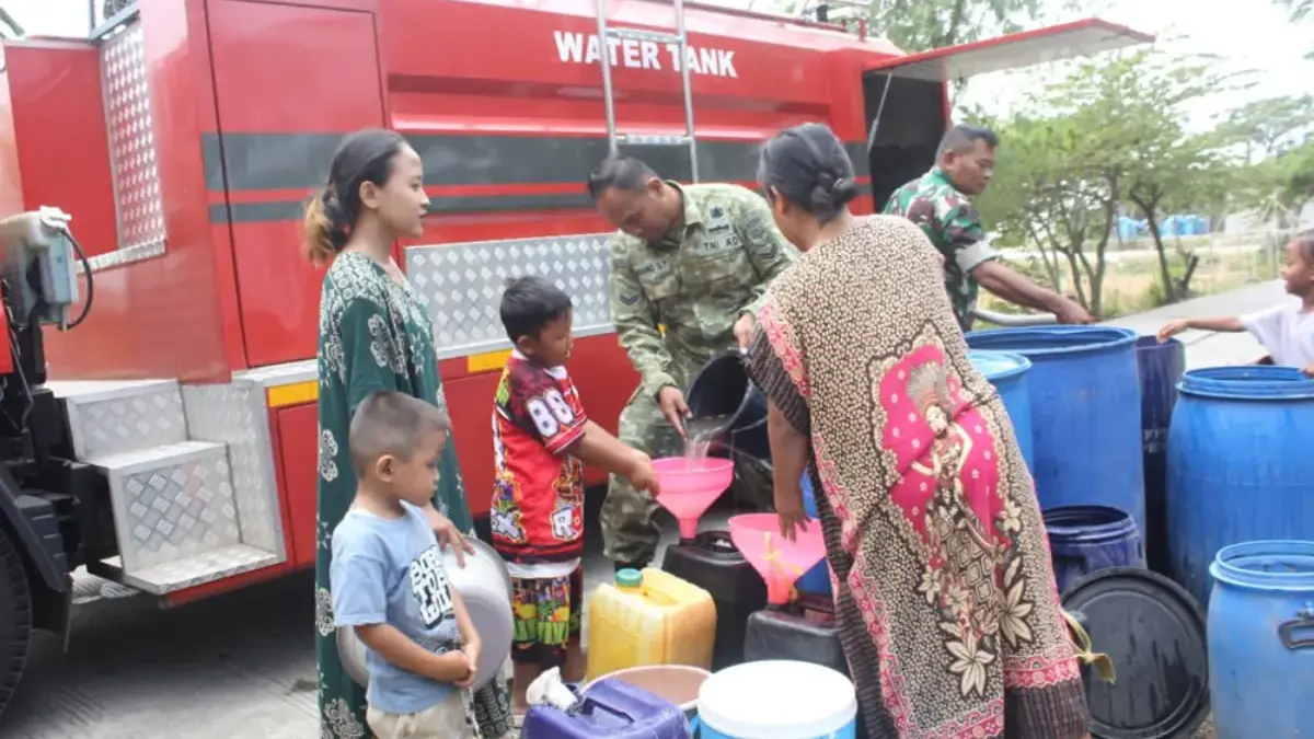 Kodim 0616/Indramayu bersama BPBD Kabupaten Indramayu menyalurkan air bersih kepada warga
