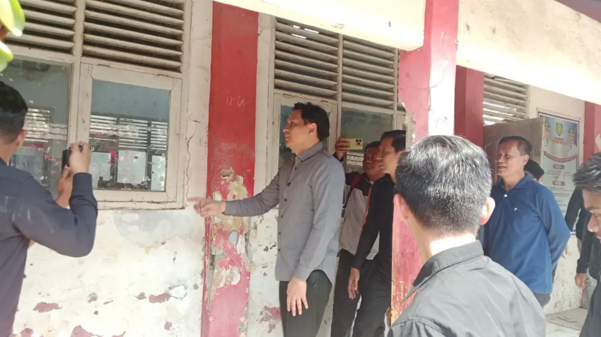 Bupati Lucky Hakim Tinjau SDN 2 Tugu yang Ambruk, Minta Bantuan Menteri Pendidikan untuk Revitalisasi Sekolah bupati Lucky Hakim tinjau sekolah