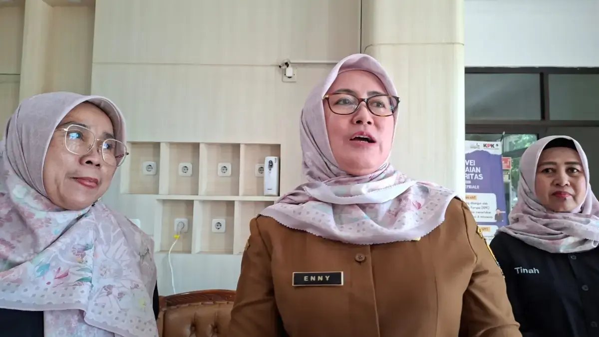 Kepala Dinas Kesehatan Kabupaten Cirebon Hj Eni Suhaeni SKM MKes