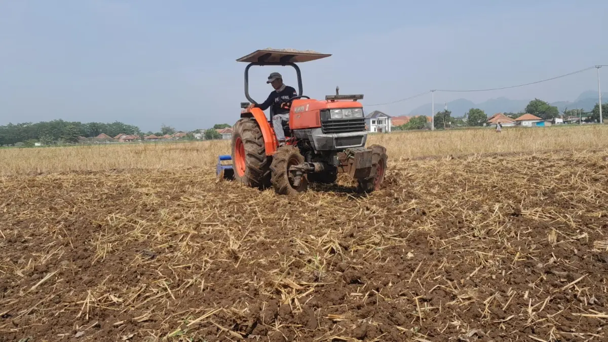 Hadapi Kemarau Panjang, Optimalkan Alsintan sawah yang tandus