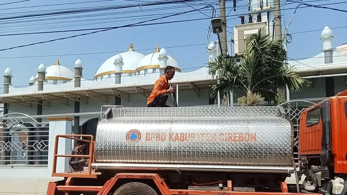 Satu Desa Mulai Krisis Air Bersih, BPBD Cirebon Salurkan 8 Ribu Liter Air BPBD Kabupaten Cirebon