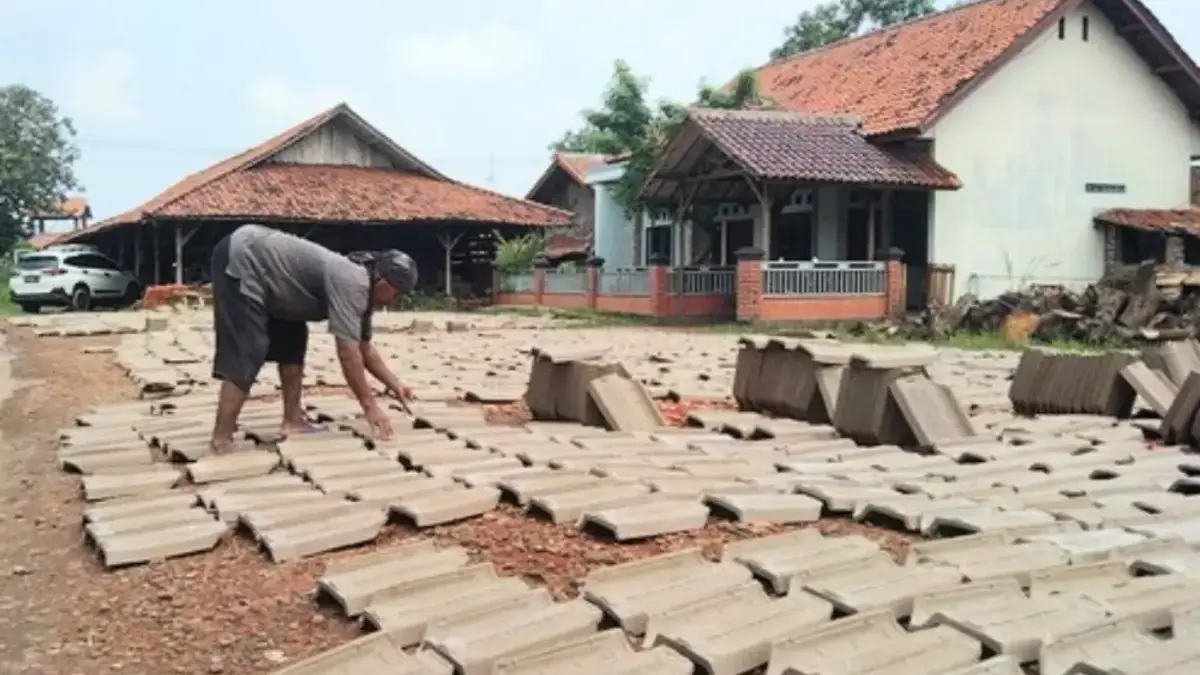 Kekurangan Tenaga Kerja Jadi Kendala: Industri Genteng Banjir Pesanan genteng majalengka
