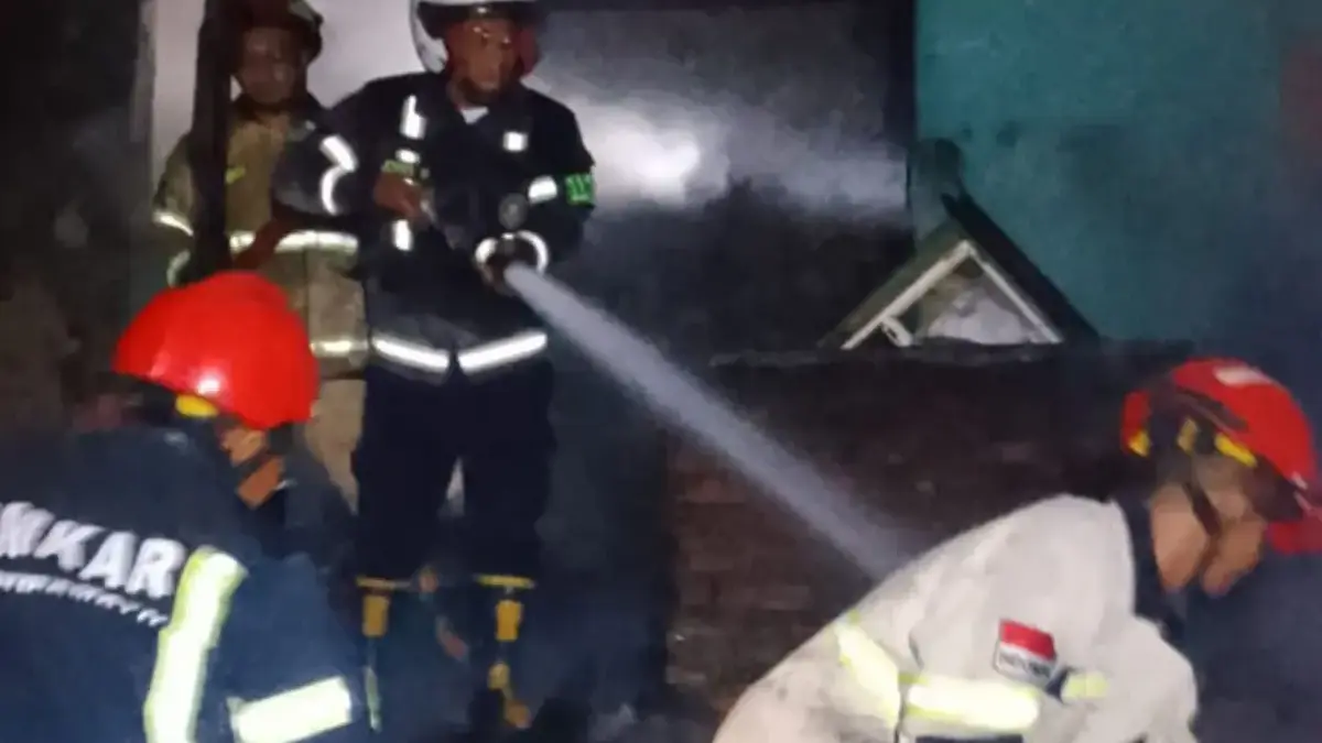 Dipicu Aktivitas Pembakaran Sampah, Rumah di Losarang Ludes Terbakar kebakaran rumah di Losarang