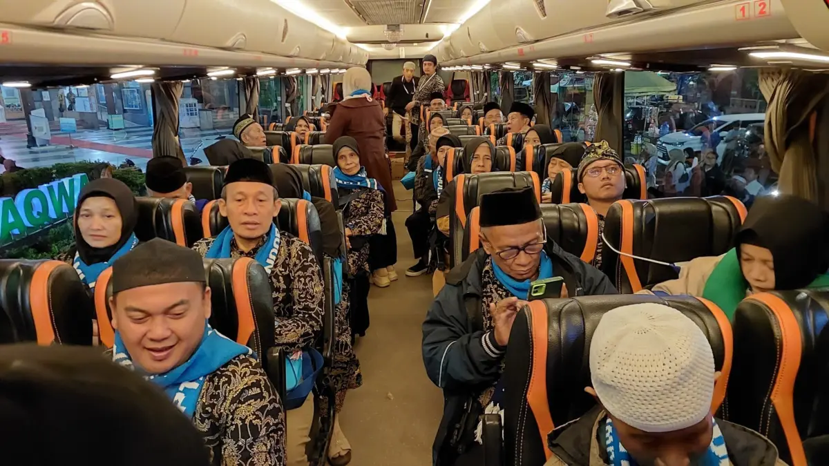 Tangis Haru Warnai Keberangkatan Jamaah Umrah jamaah umrah diberangkatkan