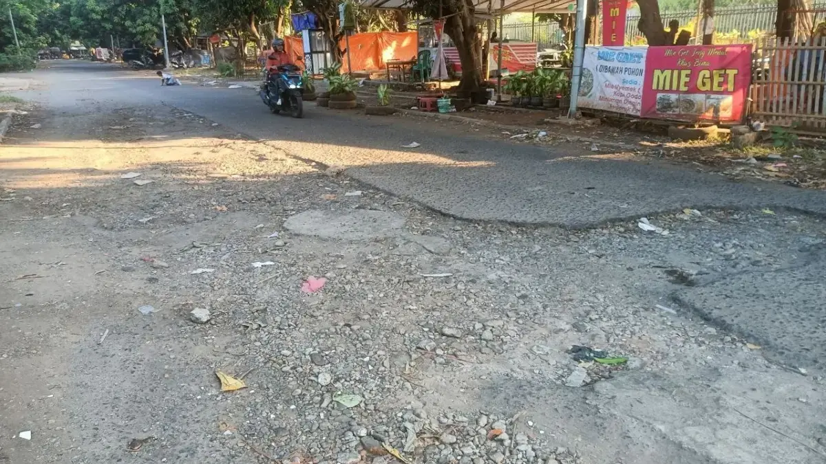 Dikeluhkan Warga dan Pedagang, Jalan Rusak di Kawasan Bima jalan berlubang di kawasan Bima