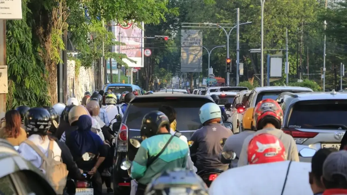 antrean kendaraan di Kota Cirebon