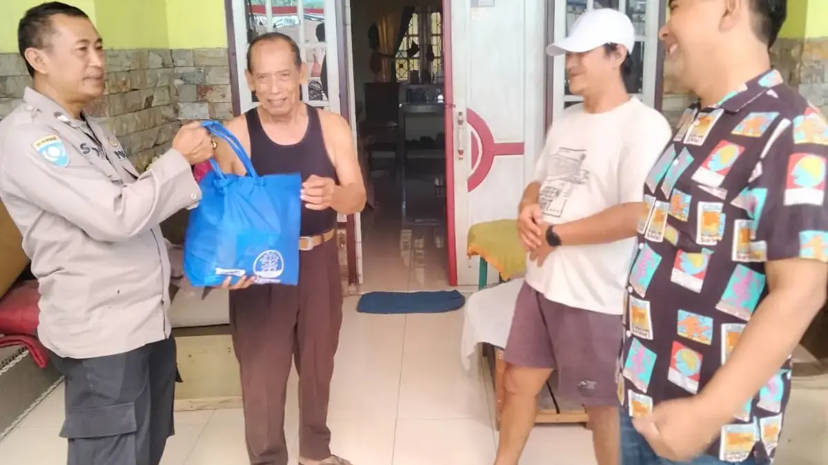 polisi bagikan sembako