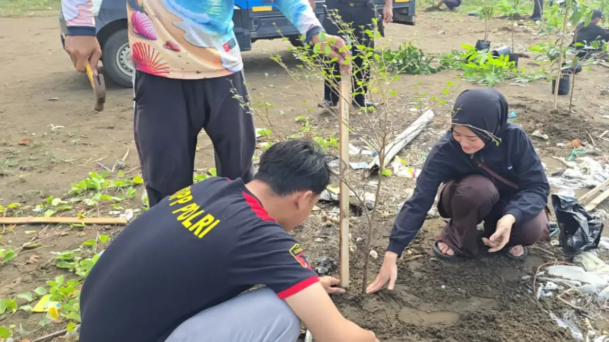 Tanam pohon di Karangsong
