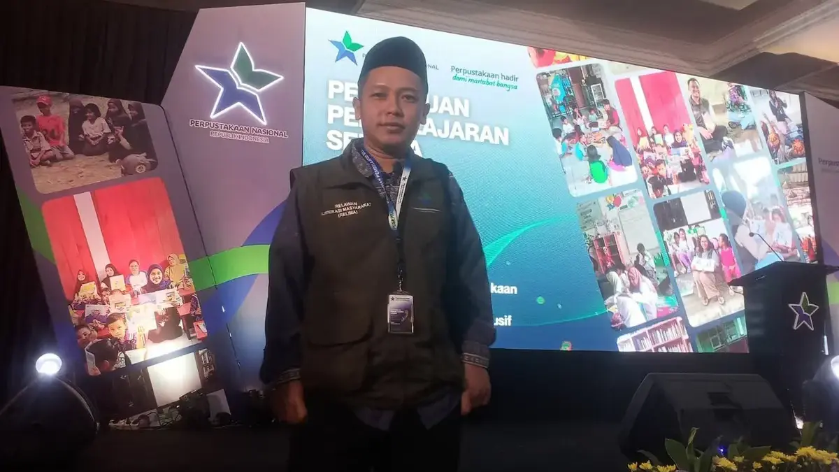 Kisah Ahmad Khoeri, Guru Indramayu Pengelola 10.000 Buku yang Bawa Literasi ke Desa dengan Motor Ahmad Khoeri, pegiat literasi di Kabupaten Indramayu