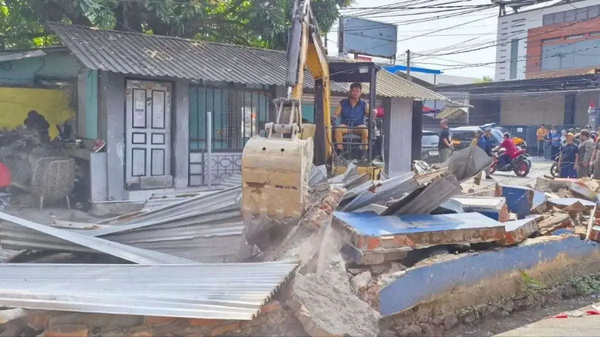 Kembalikan Fungsi RTH, Bangunan Liar di Harjamukti Diratakan penertiban bangunan liar