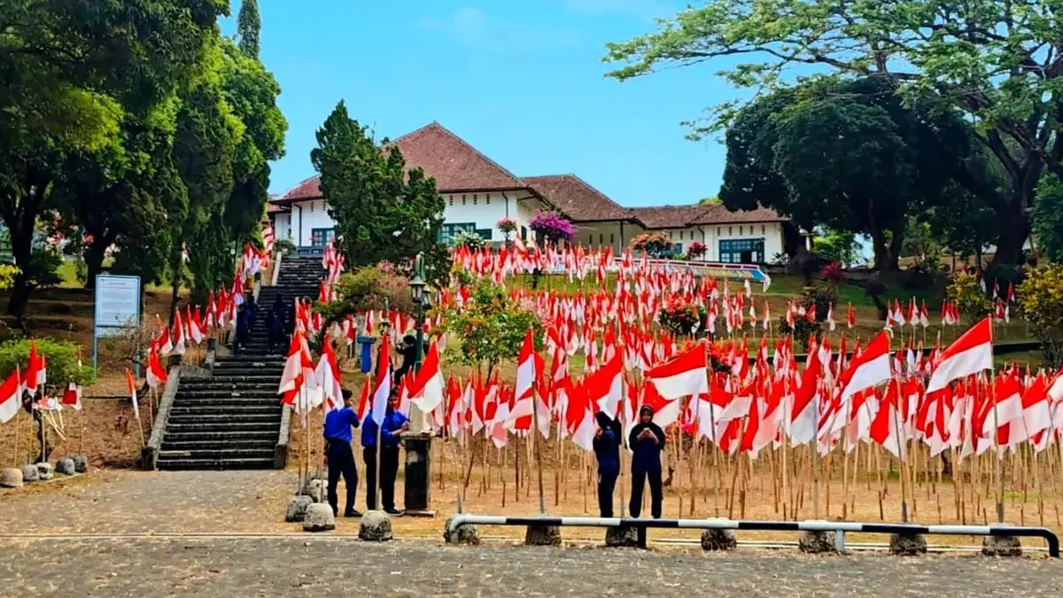 2.500 Merah Putih Berkibar di Gedung Perundingan Linggarjati Bendera Linggarjati