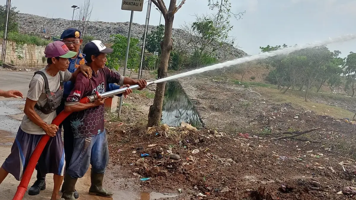Damkar Indramayu Edukasi Pengelola dan Pemulung TPA Pecuk Damkar Indramayu sosialisasi