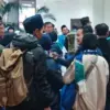 Puluhan Jemaah Umrah Asal Kuningan Telantar Semalaman di Bandara