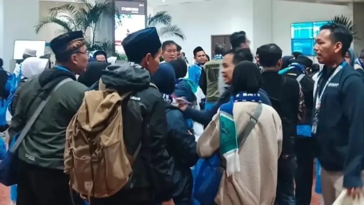 Puluhan Jemaah Umrah Asal Kuningan Telantar Semalaman di Bandara Puluhan Jemaah Umrah Asal Kuningan Telantar Semalaman di Bandara