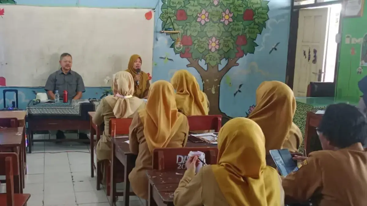Komunitas Belajar SDN Bima Hadirkan Pustakawan Berprestasi ASEAN untuk Menguatkan Budaya Baca Guru Pustakawan profesional sekaligus pegiat literasi nasional, Suherman