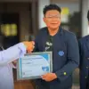 Zalfran perwakilan mahasiswa KKNT IPB serahkan penghargaan kepada Kades Linggasana Hj Henny Rosdiana SH