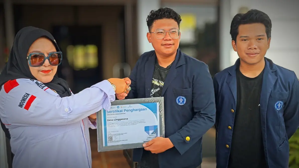 Zalfran perwakilan mahasiswa KKNT IPB serahkan penghargaan kepada Kades Linggasana Hj Henny Rosdiana SH