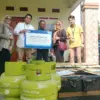 simbolis menyerahkan bantuan mesin pompa air berbahan bakar gas kepada ketua Poktan Jagabaya, Dapi.