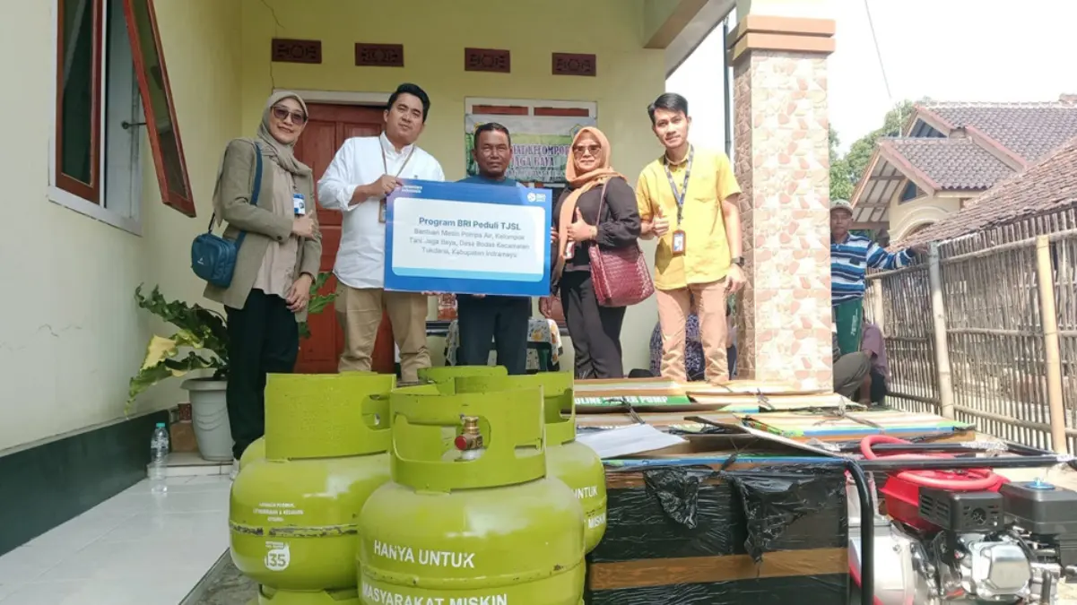 simbolis menyerahkan bantuan mesin pompa air berbahan bakar gas kepada ketua Poktan Jagabaya, Dapi.