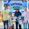 Pemimpin Cabang PNM Cirebon Wina Rustiani saat meresmikan kegiatan khitanan masal.
