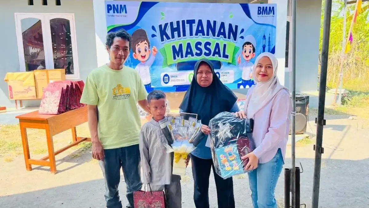 TJSL PNM Sentuh Langsung Keluarga Nasabah, 18 Anak Ikuti Sunatan Massal di Walahar Pemimpin Cabang PNM Cirebon Wina Rustiani saat meresmikan kegiatan khitanan masal.