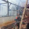 kebakaran yang menghanguskan rumah warga di Blok Mekarmulya, Desa Tenjolayar.