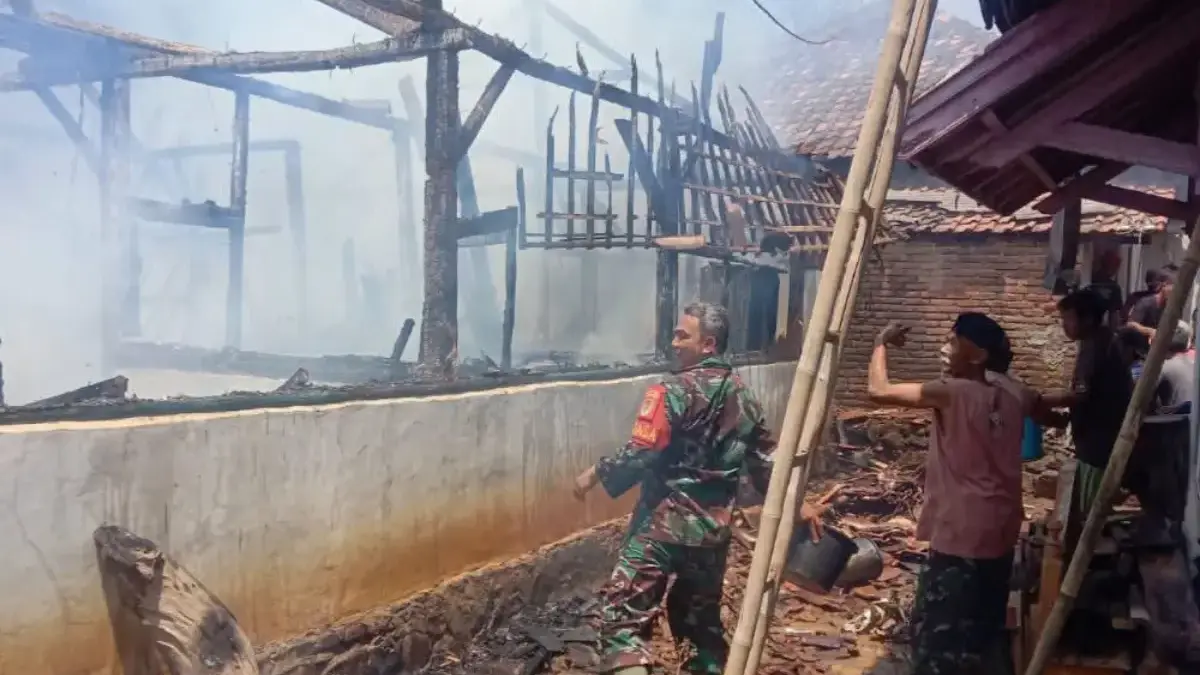 kebakaran yang menghanguskan rumah warga di Blok Mekarmulya, Desa Tenjolayar.