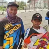 Peserta termuda dan tertua lomba layangan Anoe Aink Cup I Kuningan.