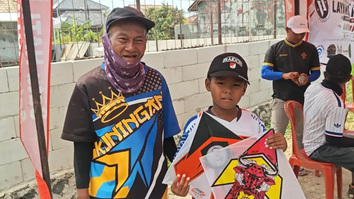 Peserta termuda dan tertua lomba layangan Anoe Aink Cup I Kuningan.