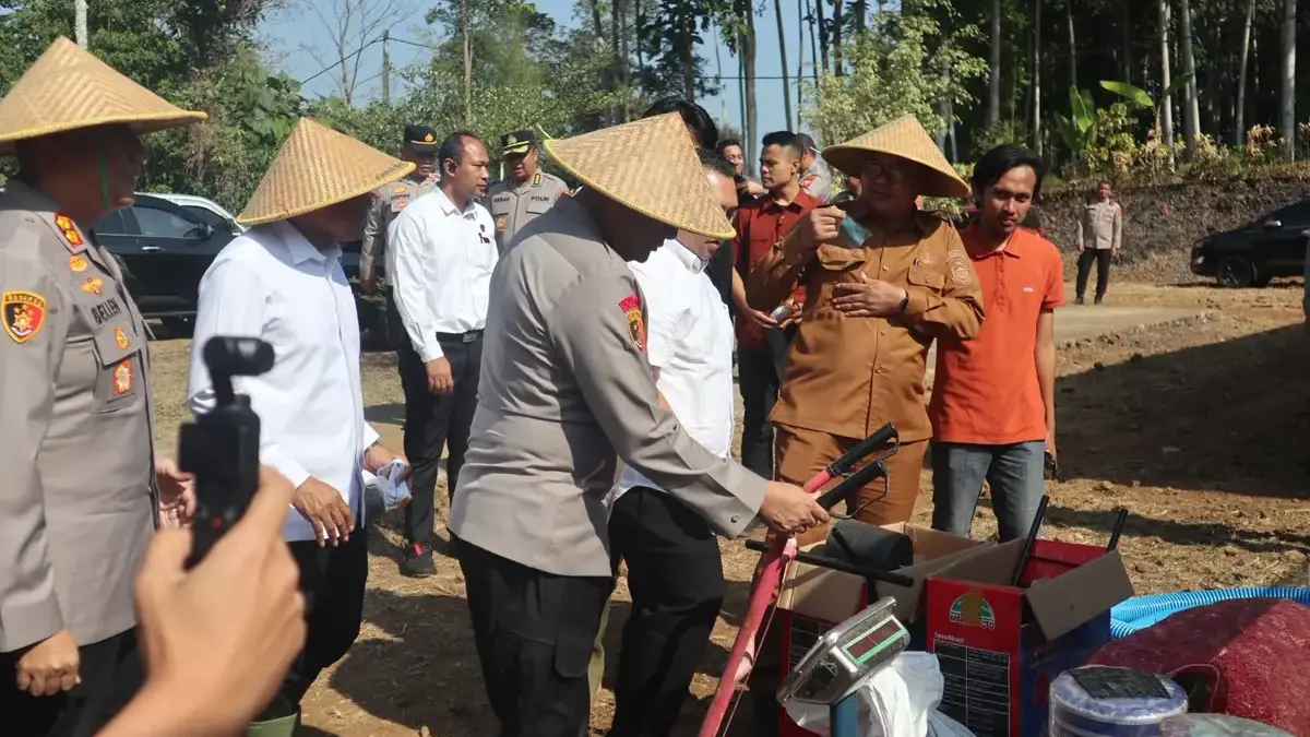 Kapolda tanam bawang putih