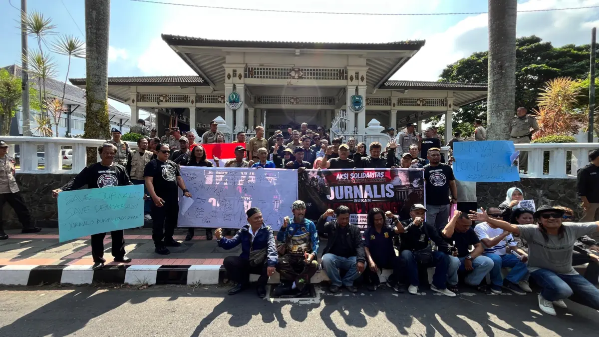 Puluhan Jurnalis Kuningan Demo Pernyataan "Londo Ireng", Ingatkan Pemerintah Hormati Kemerdekaan Pers Agus panther/radar kuningan
