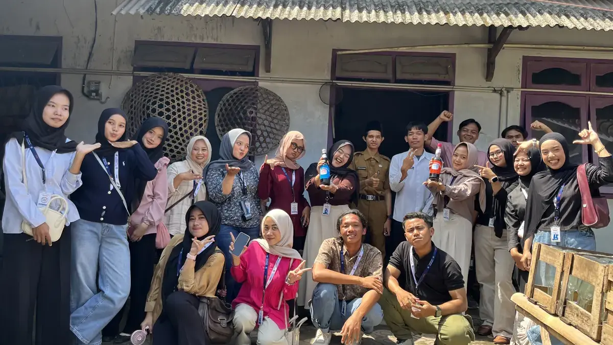 Gali Potensi Desa Paningkiran, Mahasiswa Unma Bedah Strategi UMKM Kecap Legendaris Mahasiswa UNMA KKN di Paningkiran