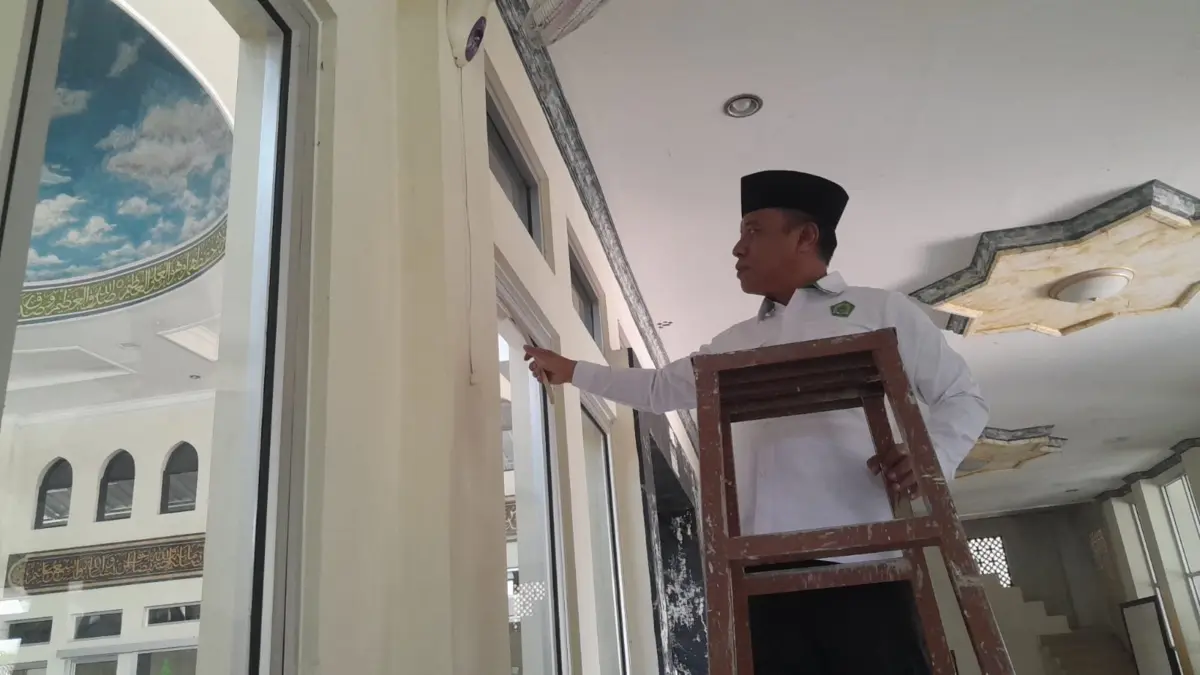 bersih-bersih masjid